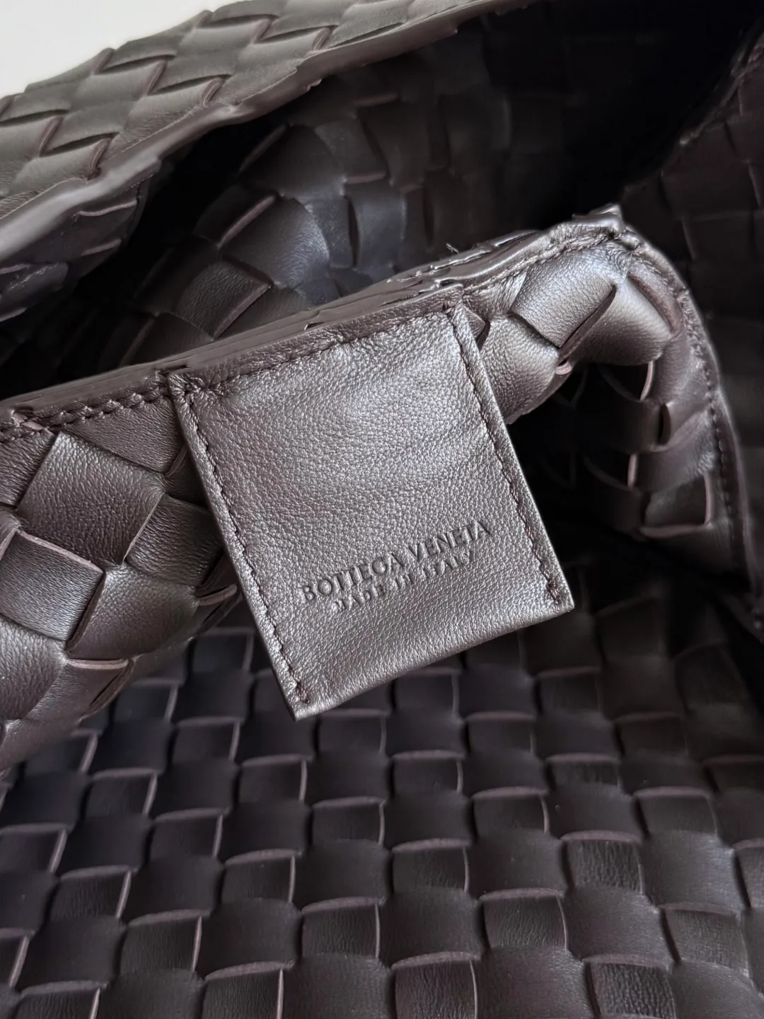 Batch 2160 new products are coming! BOTTEGA VENETA Bottega Veneta's 2025 new Campana shoulder bag is on the market~ First of all, I would like to praise the weight of this bag. As a not too small bag, it is very light for daily use. For people like me who need to carry a lot of belongings when going out, this advantage is great, and it greatly reduces the burden of traveling. 🛍️The shape is a bit like a combination of parachute and jodie. The blunt triangle shape is cute and honest. Carrying it on your back when going shopping is a good mood accelerator. The handles and body of the bag are both classic weaves. A tie is added to the original open design. If it is not tied up, the bag will look like a small vegetable basket when carried. Style number: 844249 Size: 33*20*16.5cm